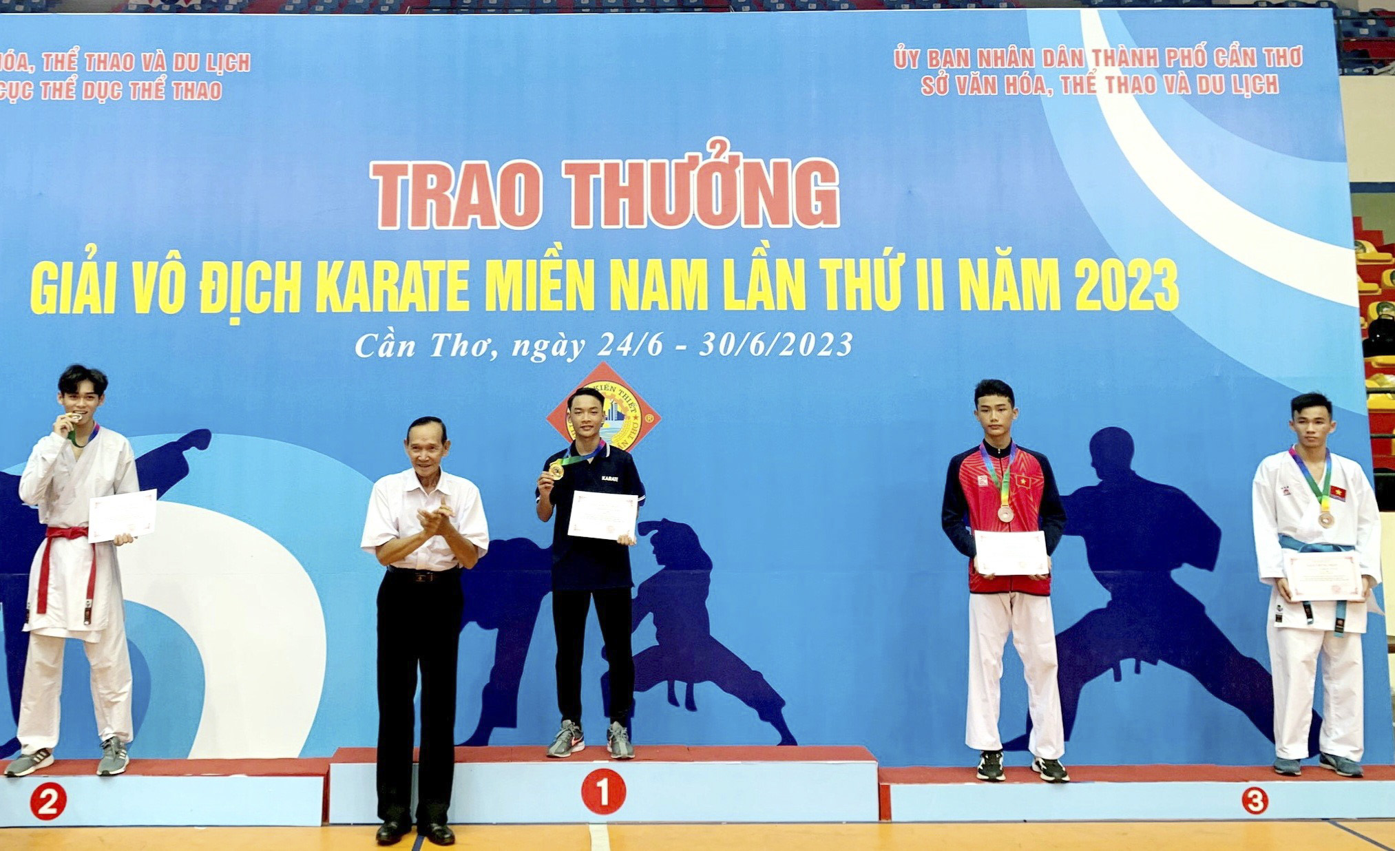 VĐV Nguyễn Anh Tuấn (HCV hạng cân 60kg, lứa tuổi 15-17 tuổi).